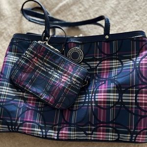 COACH Poppy bag with Wristlet-beautiful shape -adding fab wallet!PLAID!